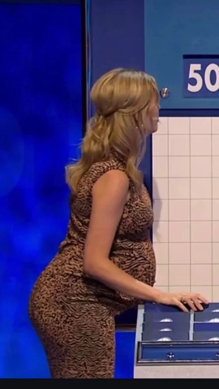 Rachel Riley pregnant picture 2 of 4