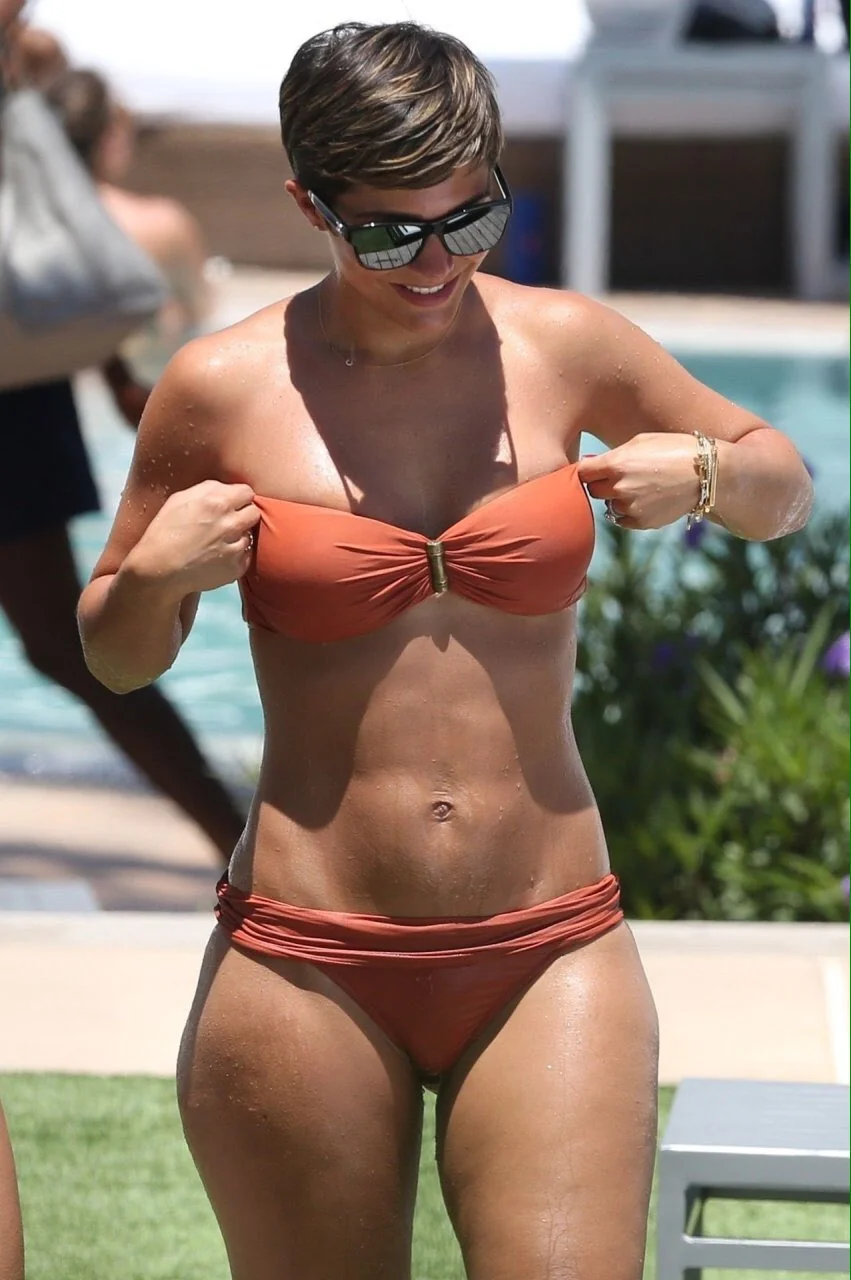 Frankie Bridge picture 1 of 2