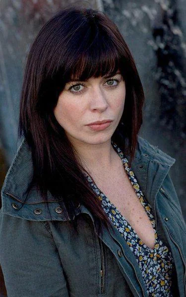 Eve Myles was picture 1 of 2