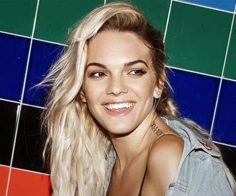 Louisa Johnson picture 4 of 20