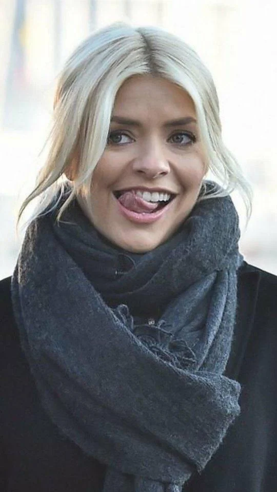 Holly Willoughby picture 1 of 1