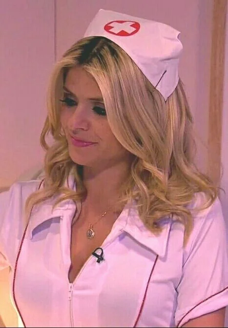 Holly Willoughby picture 1 of 2