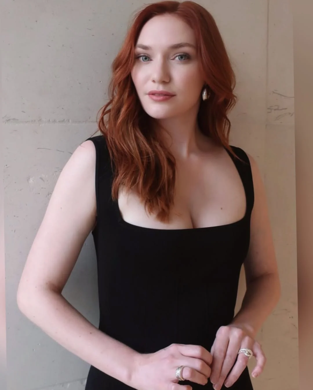 Eleanor Tomlinson picture 1 of 4