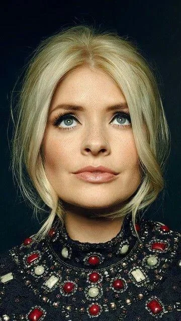 Holly Willoughby picture 3 of 6