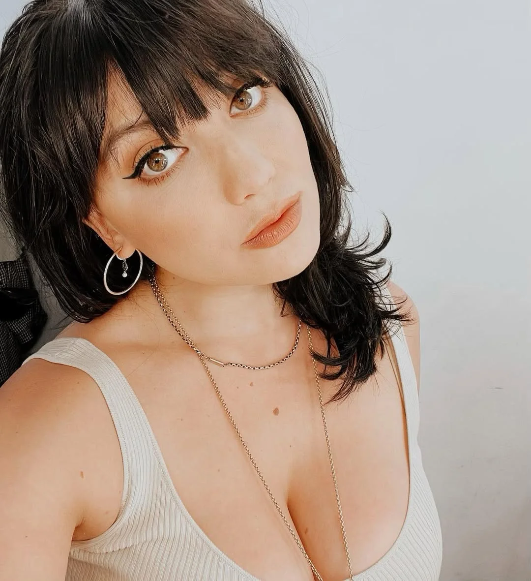 Daisy Lowe picture 1 of 2