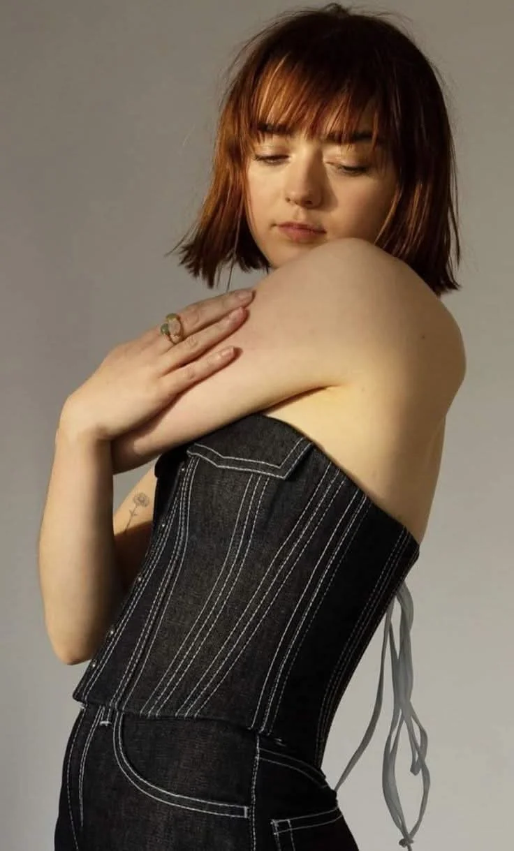 Maisie Williams picture 1 of 2