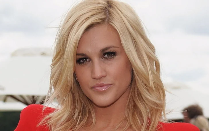 Ashley Roberts picture 2 of 2