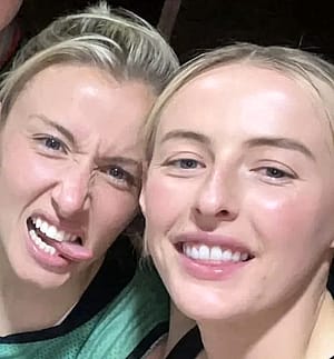 Leah Williamson and Chloe Kelly'