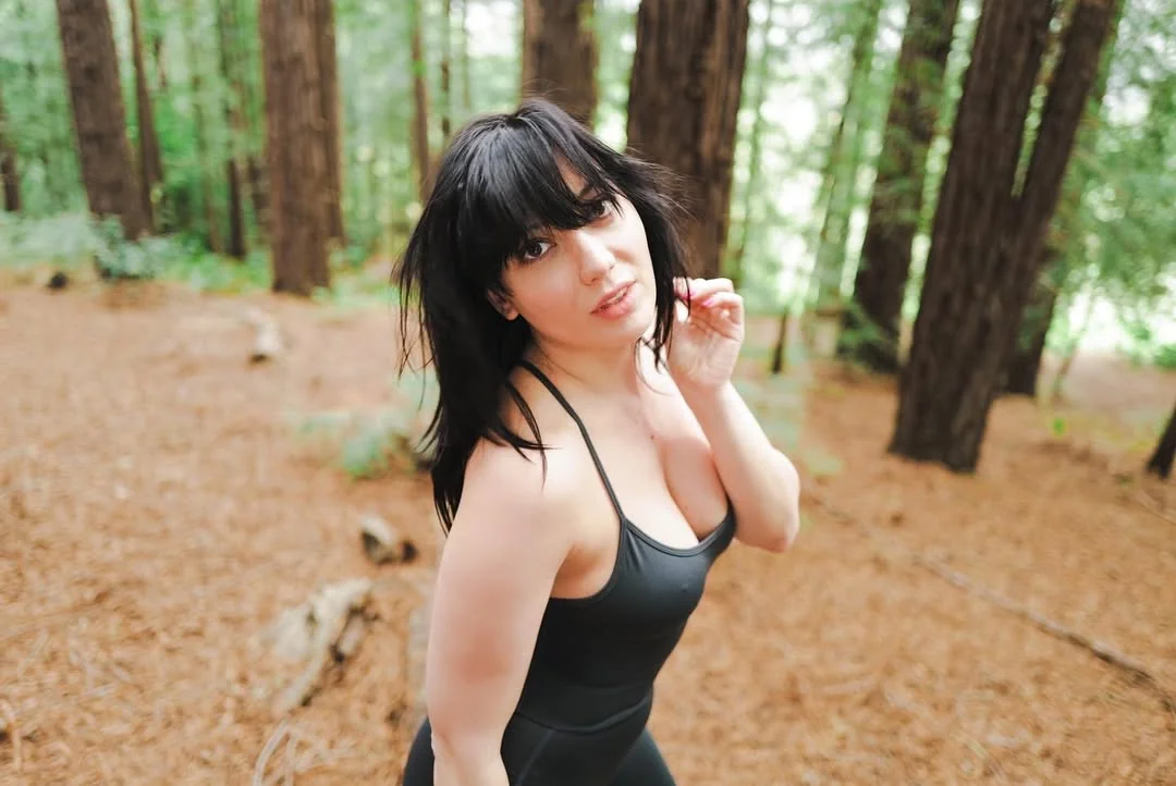 Daisy Lowe picture 1 of 4