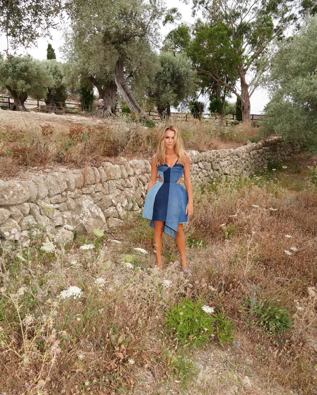 Amanda Holden picture 2 of 5