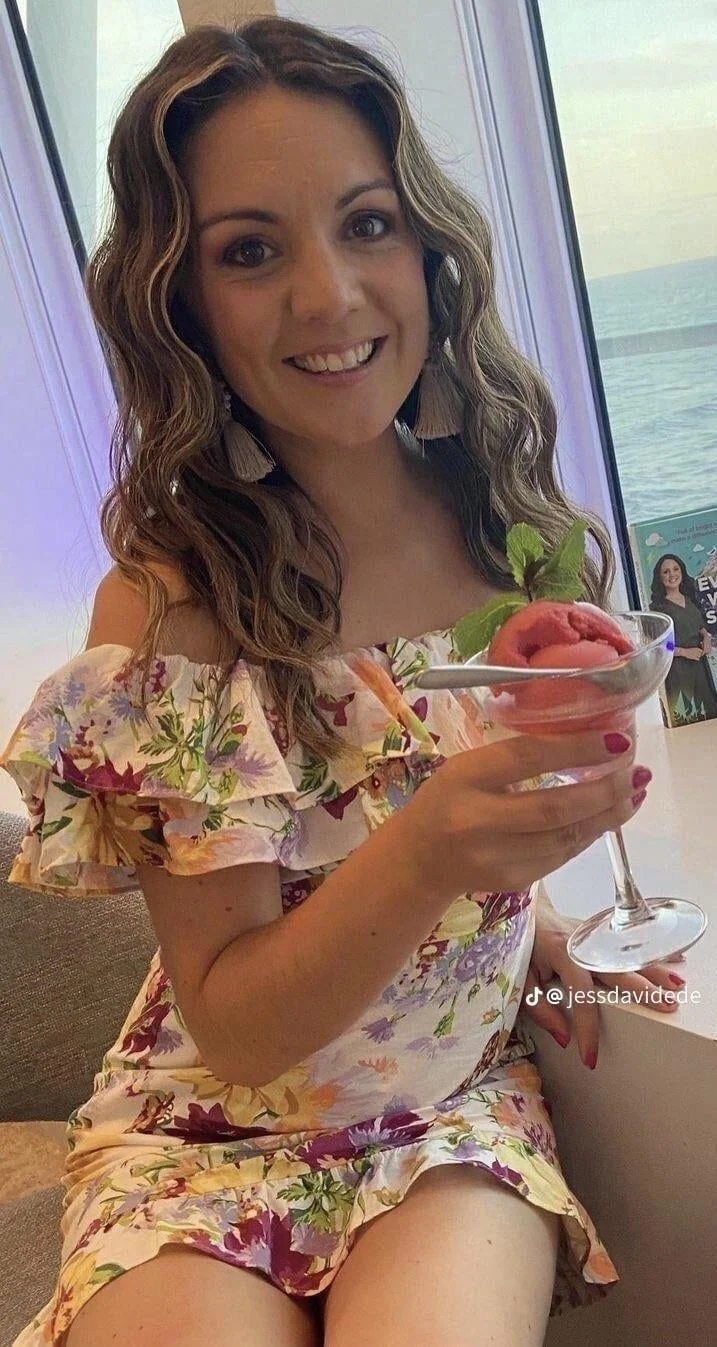 Laura Tobin picture 4 of 5