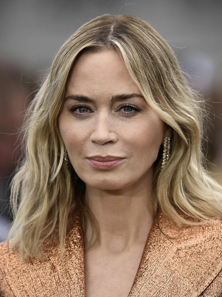 Emily Blunt has a lovely smile picture 8 of 20