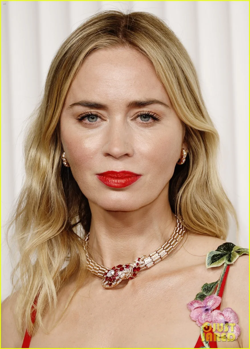 Emily Blunt has a lovely smile picture 9 of 20