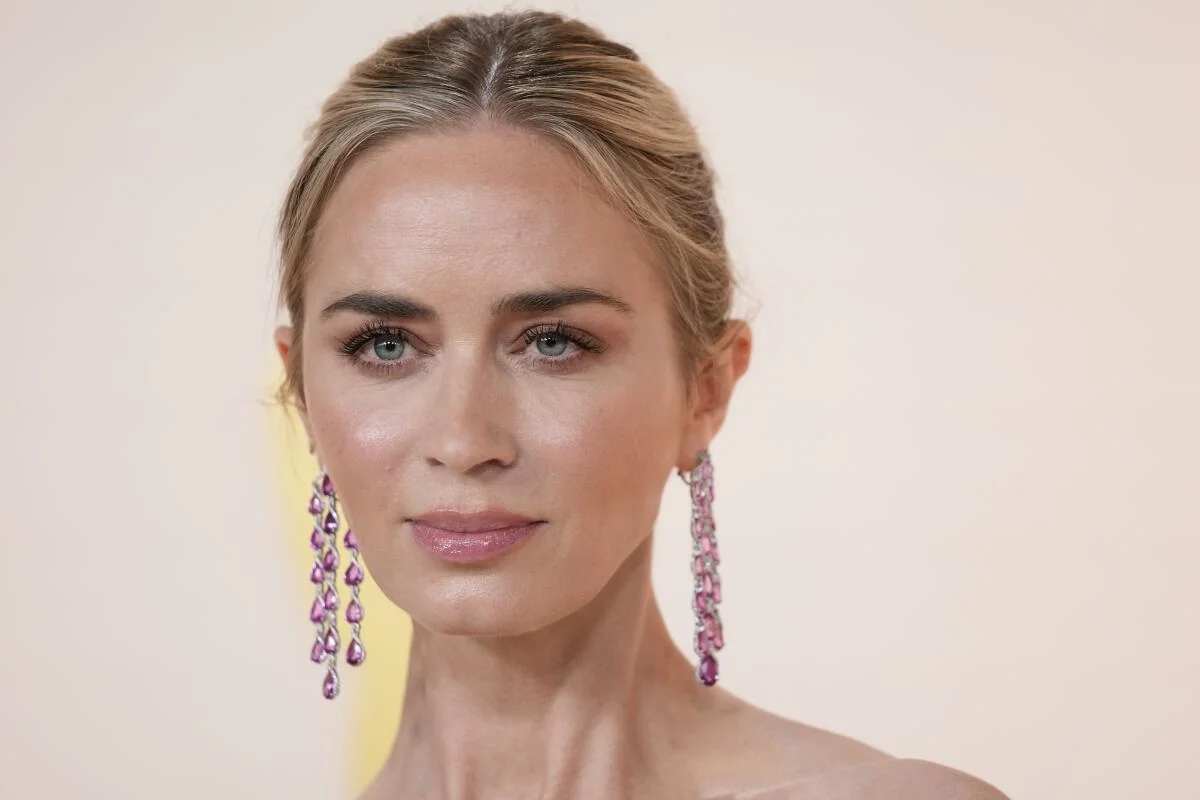 Emily Blunt has a lovely smile picture 18 of 20