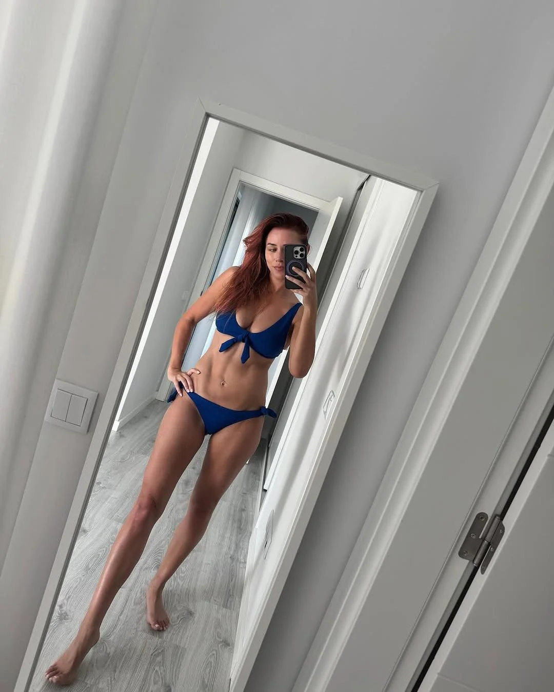 Una Healy picture 1 of 3