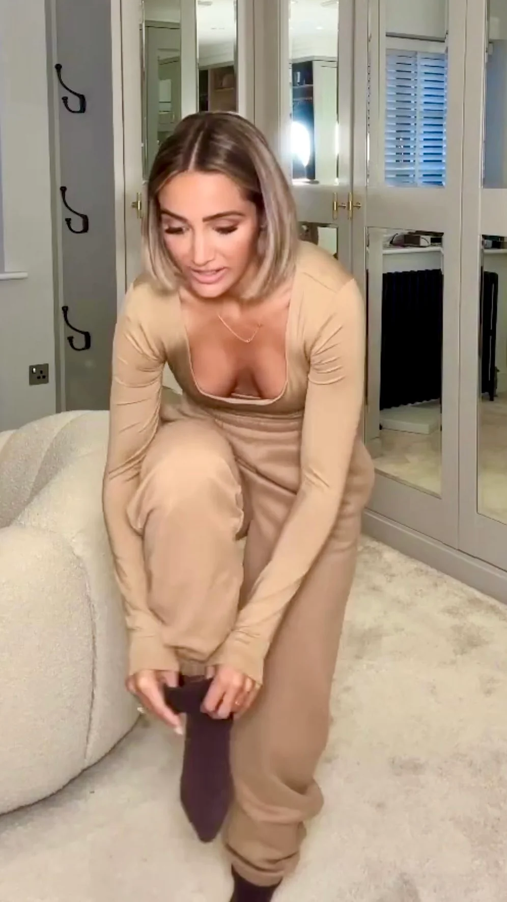 Frankie Bridge picture 1 of 2