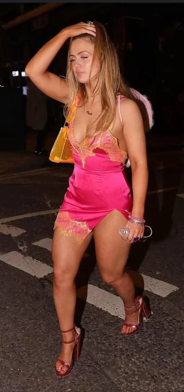 Maisie Smith and her Thicc thighs picture 3 of 3