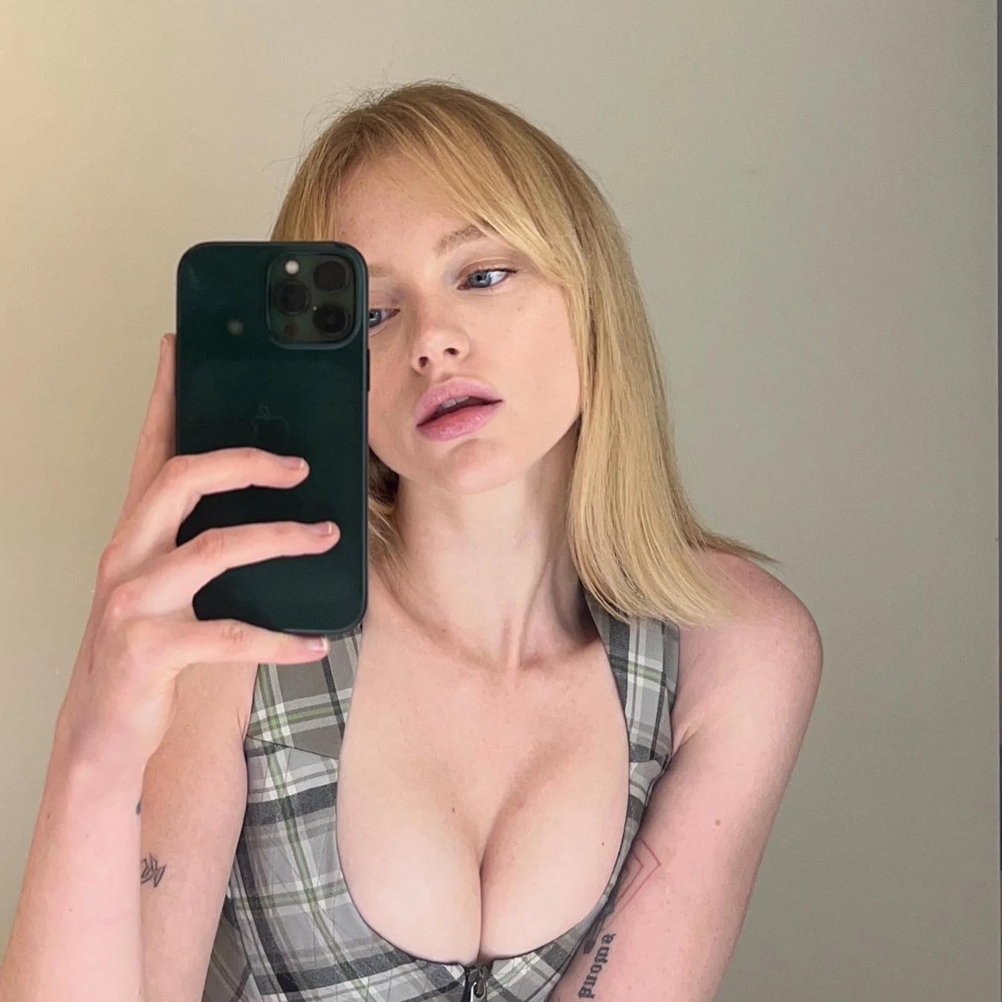 Emma Laird picture 1 of 2