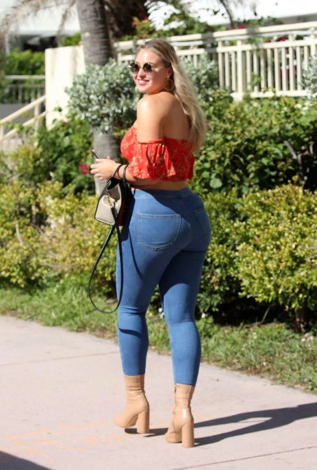 Iskra Lawrence picture 9 of 20
