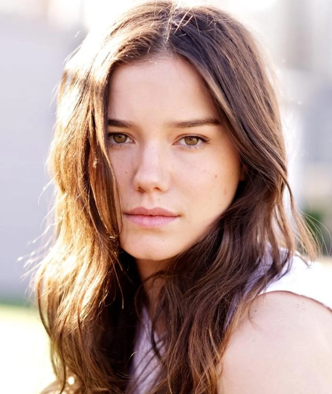 Hanna Mangan-Lawrence picture 1 of 2