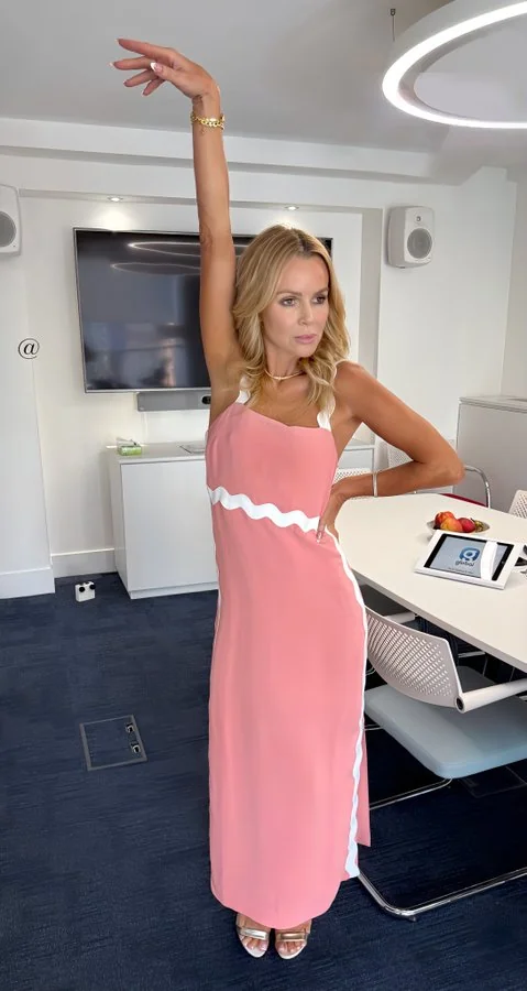 Amanda Holden picture 2 of 5