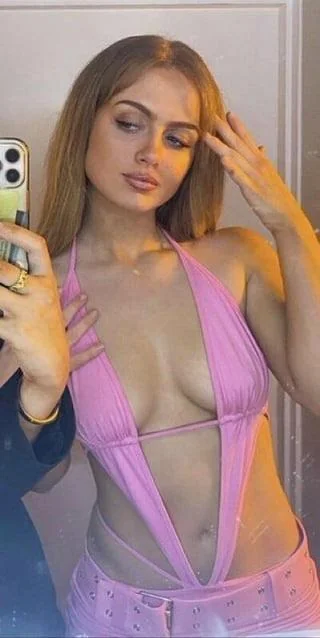 Maisie Smith picture 3 of 8
