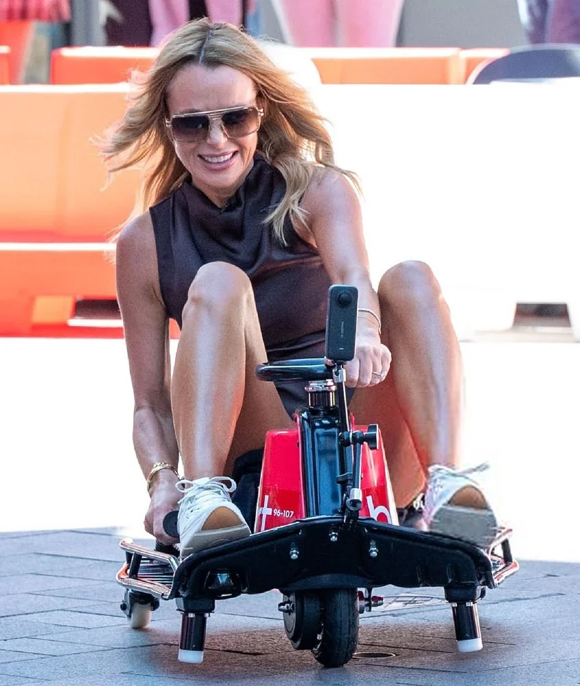 Amanda Holden picture 1 of 3