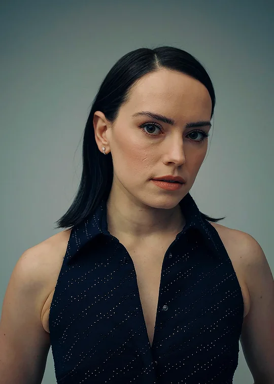 Daisy Ridley picture 1 of 2