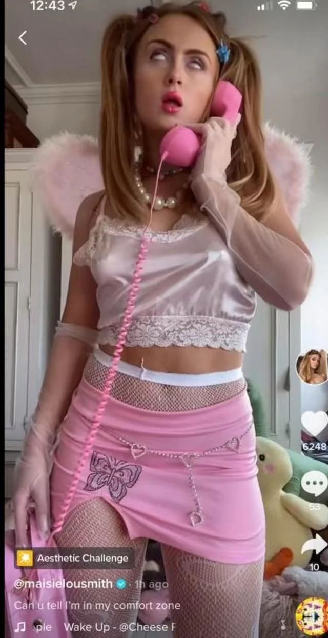 Maisie Smith picture 6 of 20