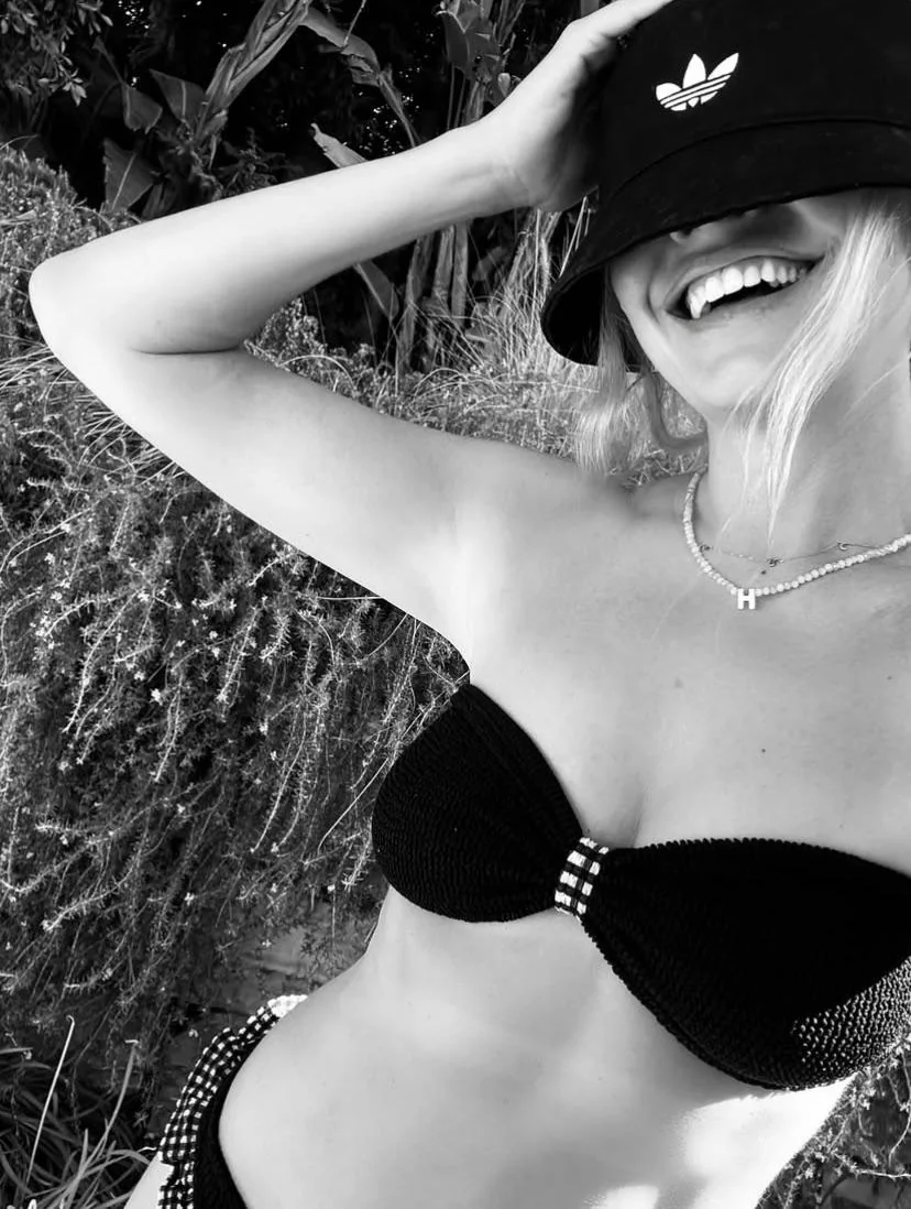 Holly Willoughby picture 1 of 1