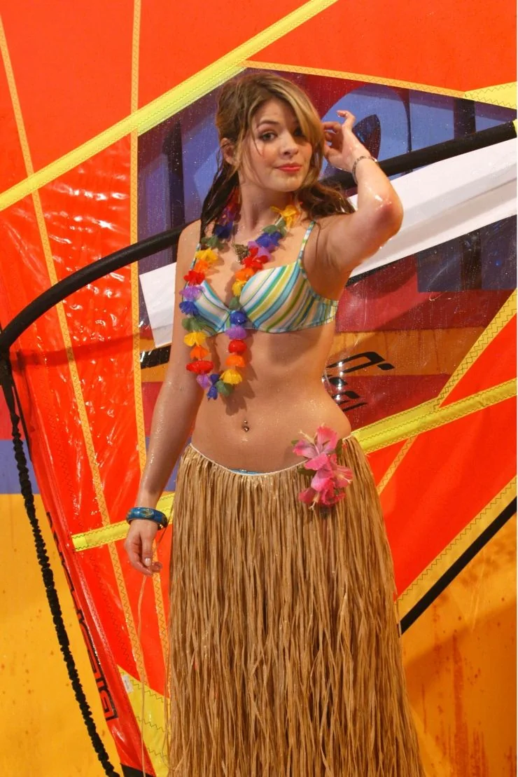 Holly Willoughby picture 2 of 11