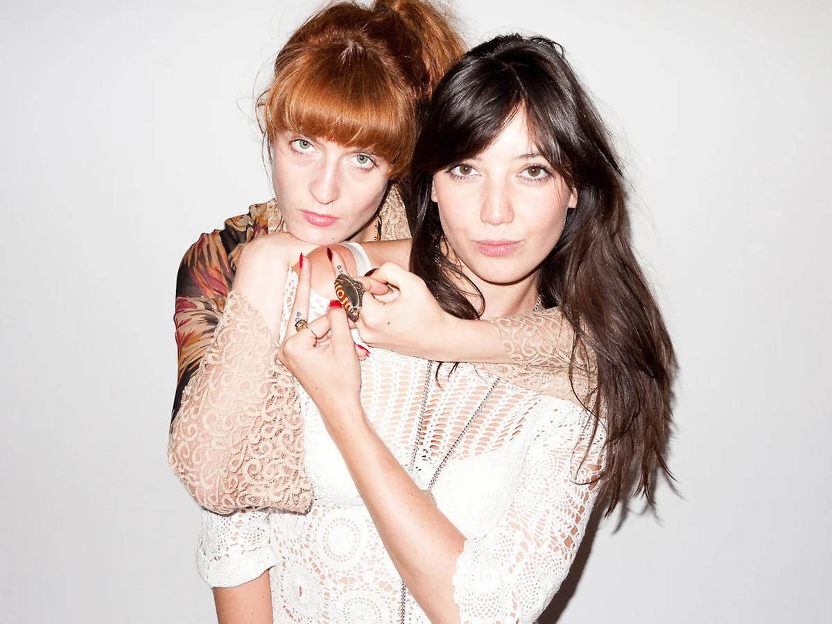 Florence Welch and Daisy Lowe picture 1 of 4