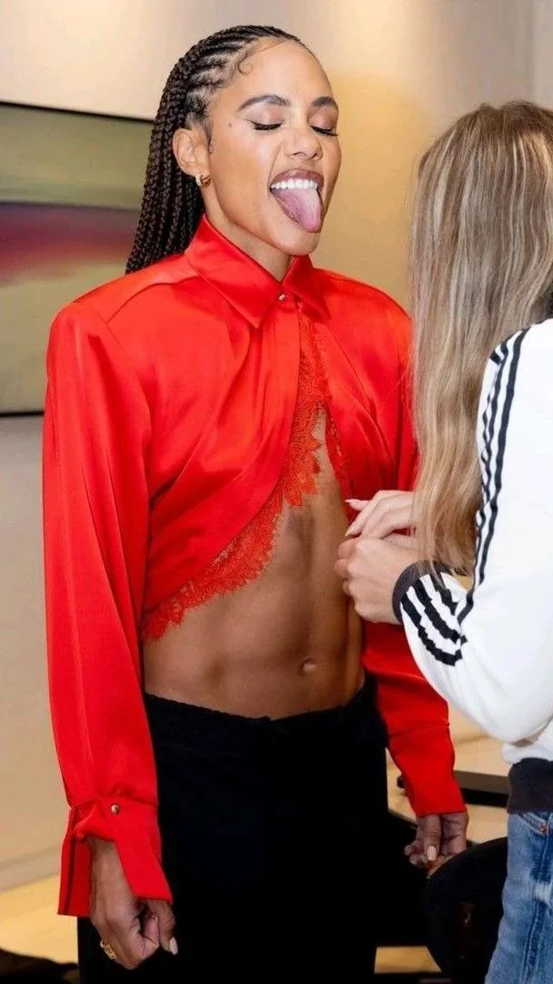 Alex Scott picture 3 of 3