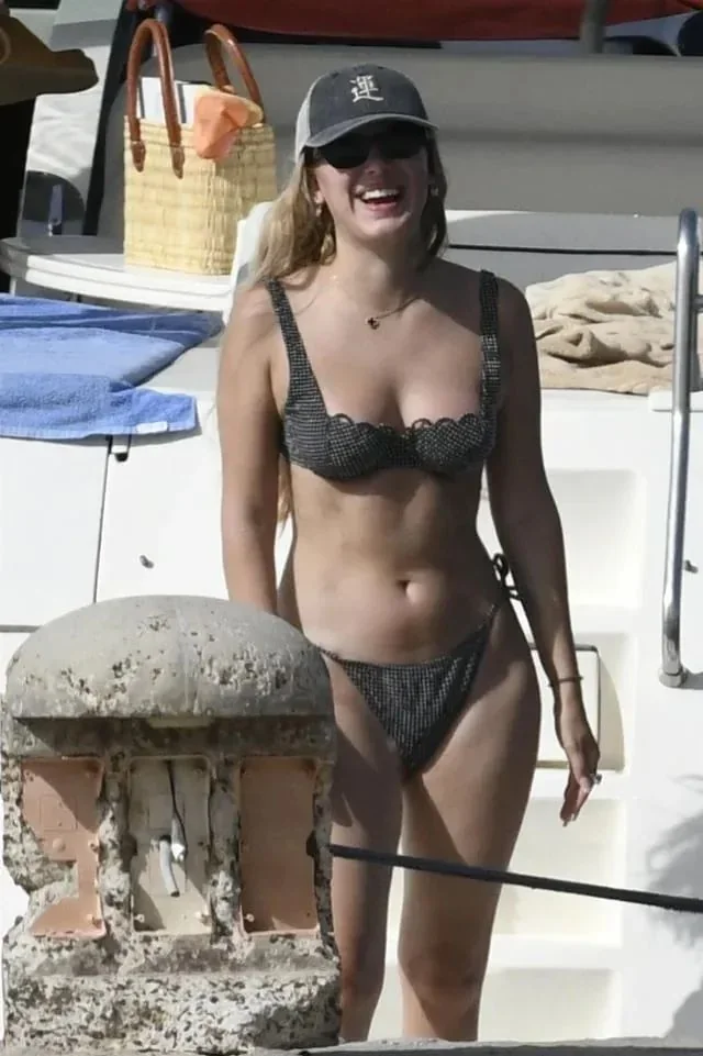 Milly Bobby brown picture 2 of 3