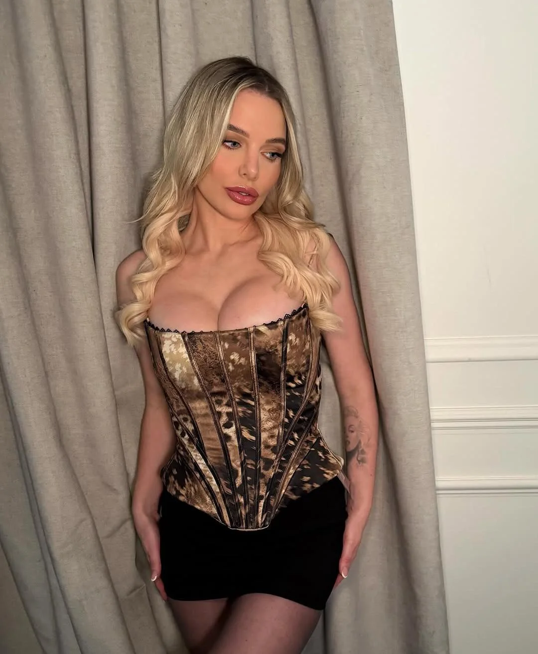 Helen Flanagan picture 1 of 3