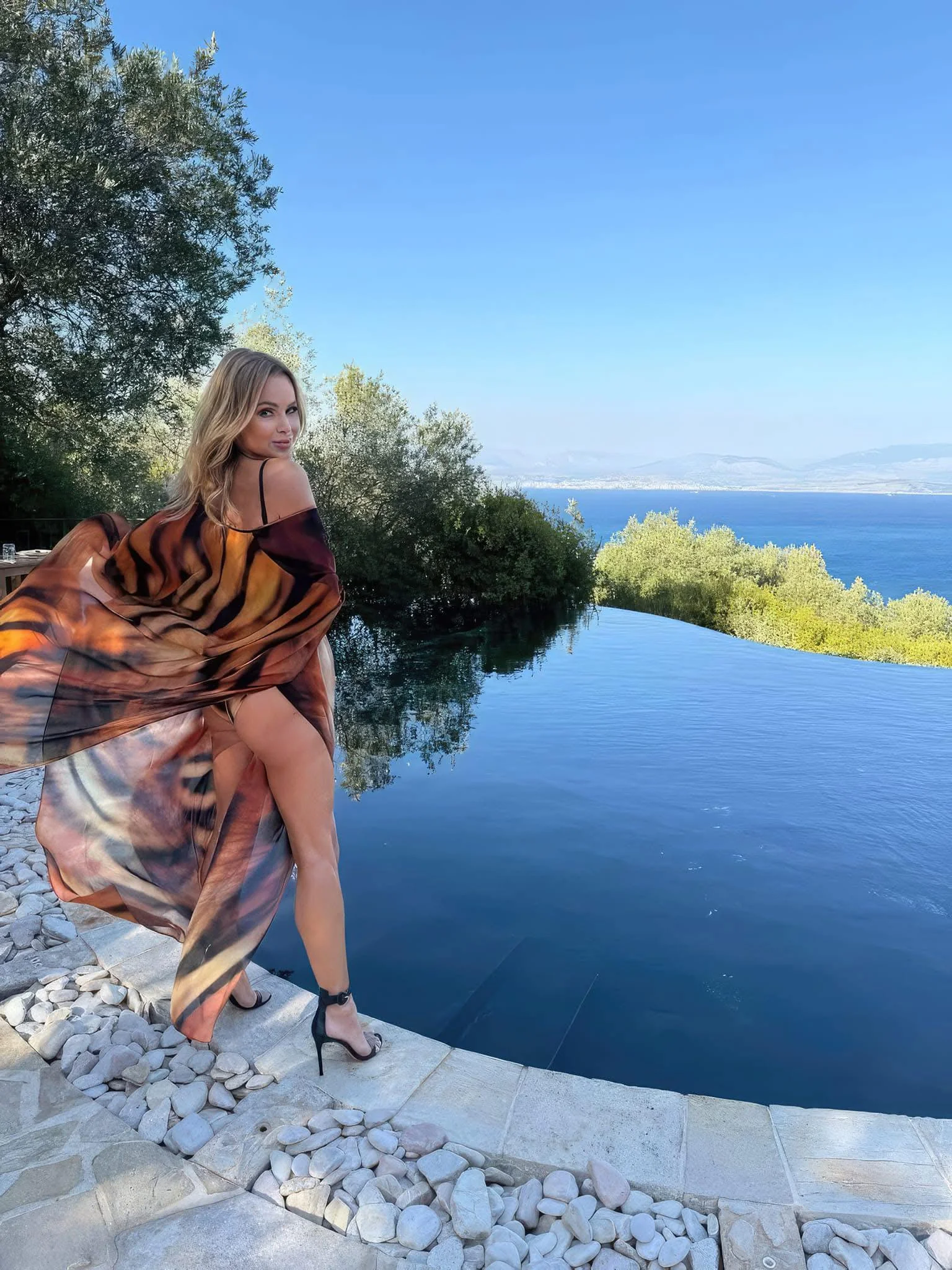 Amada holden picture 1 of 1