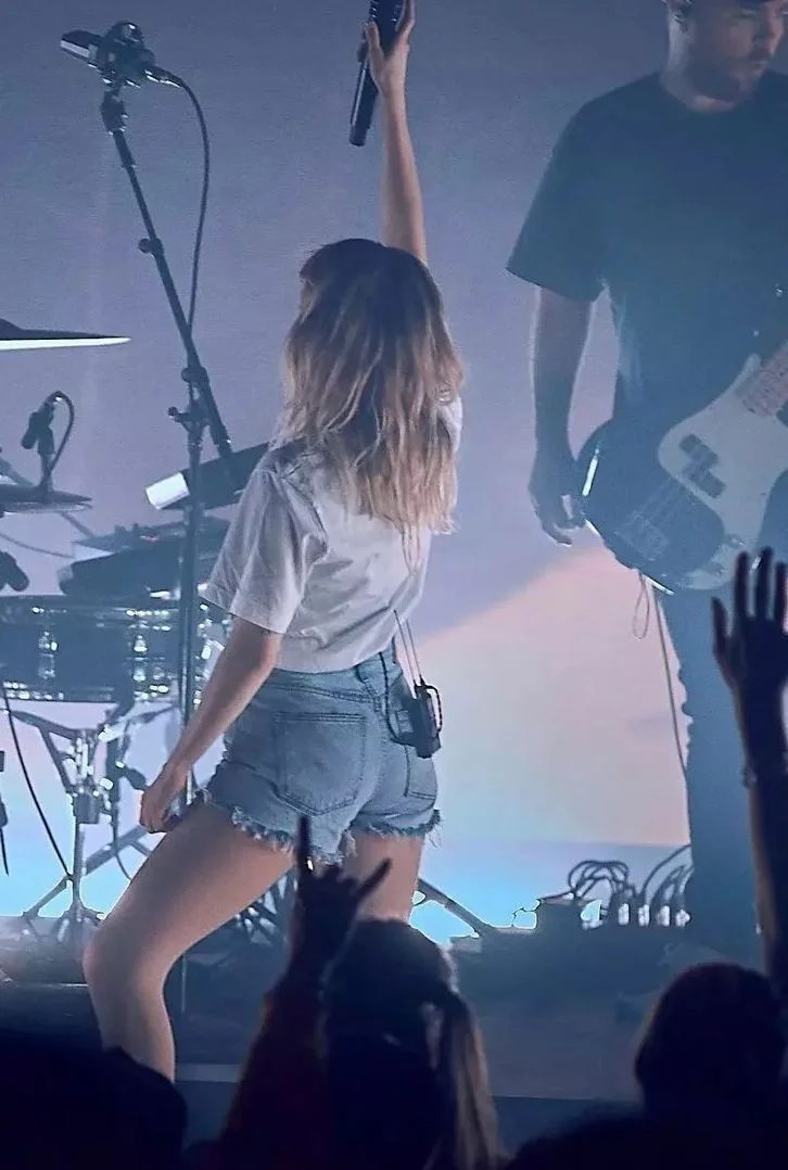 Lauren Mayberry picture 1 of 2