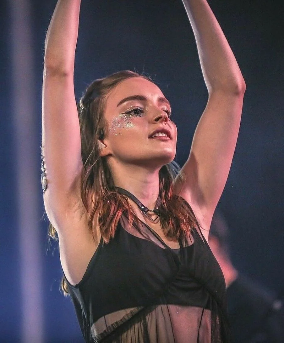 Lauren Mayberry picture 1 of 2