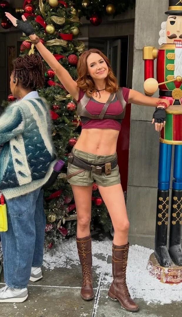 Karen Gillan picture 1 of 3