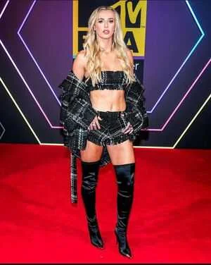 Chloe kelly at the MTV's ema awards 2024 picture 2 of 6