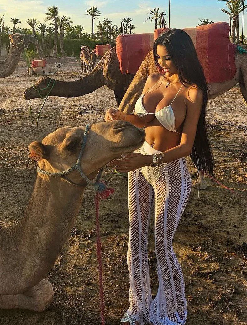 Chloe Khan picture 1 of 1