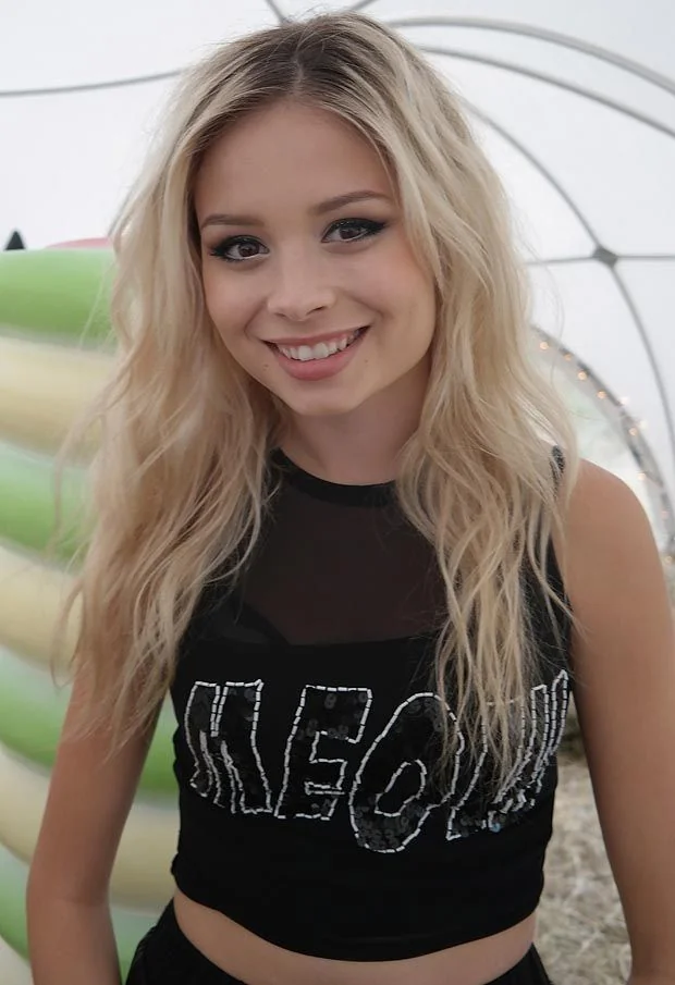 Nina Nesbitt picture 2 of 3