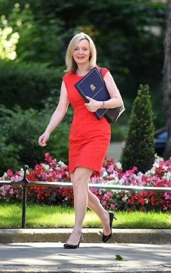 Lizz Truss picture 1 of 3