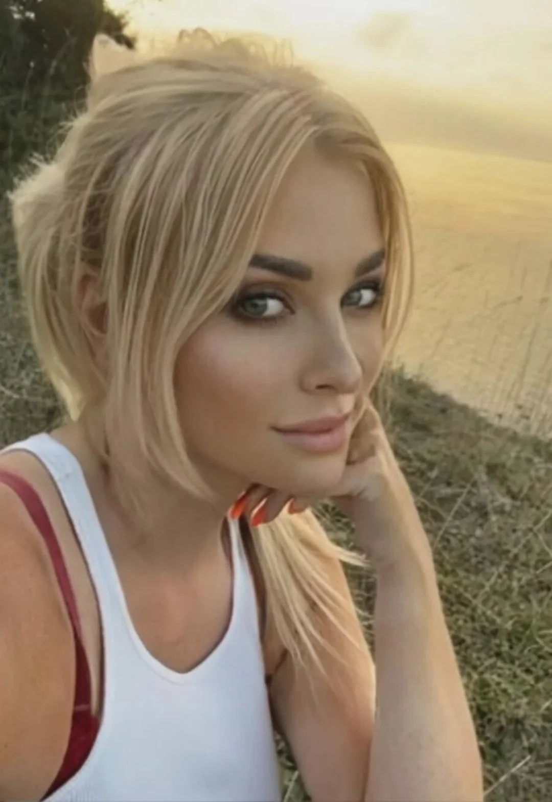 Lola Buk picture 1 of 1