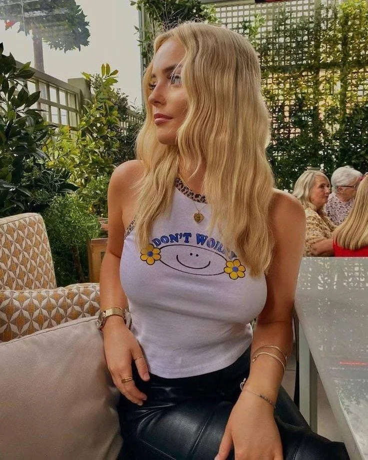 Millie Gibson picture 3 of 3