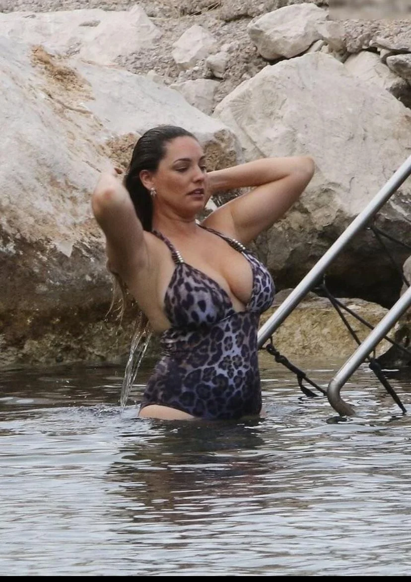 Kelly Brook picture 2 of 3